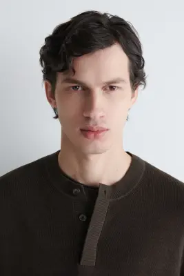T-SHIRT HENLEY EN MAILLE DE LIN - BRUN FONCÉ — photo 3