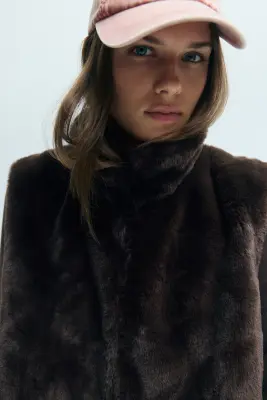 Veste sans manches duveteuse avec col entonnoir - Marron foncé — photo 1