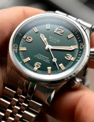 KUOE SOMBRERO 90-011 GREEN LINEN TEXTURED DIAL JUBILEE BRACELET — photo 2
