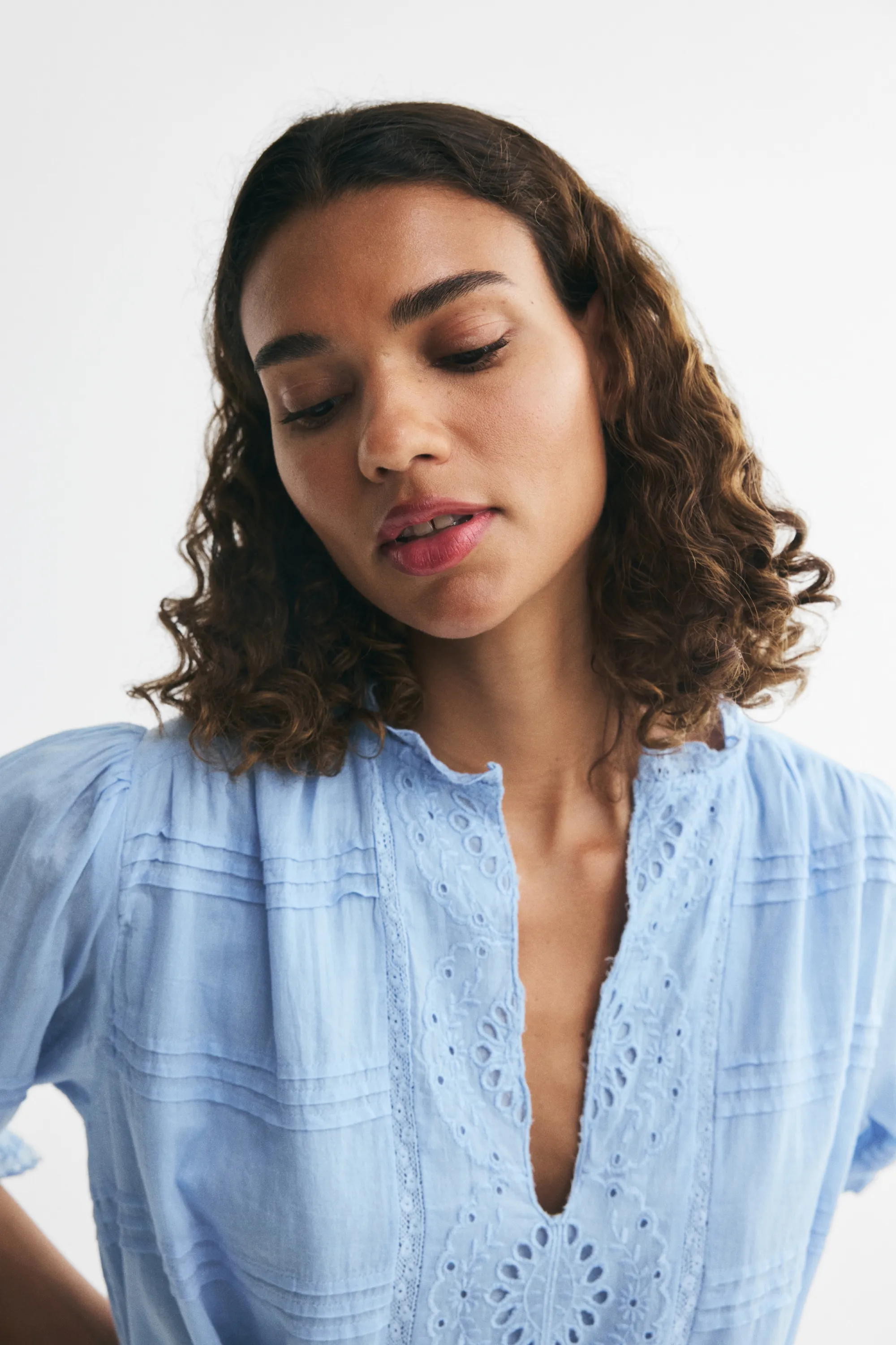 Robe en coton avec broderie anglaise - Bleu clair