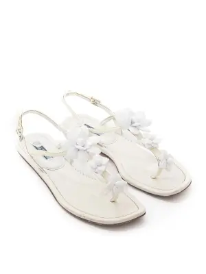Sandales plates en cuir verni blanc ornées de fleurs en acétate Prix boutique 800€ Taille 38 — photo 2