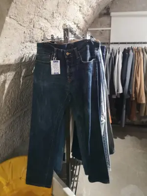 Jean vintage brut en denim — photo 1