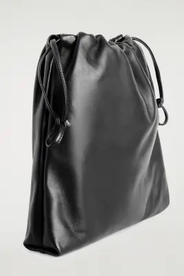 SAC BANDOULIÈRE À CORDON DE SERRAGE - CUIR - NOIR — photo 3