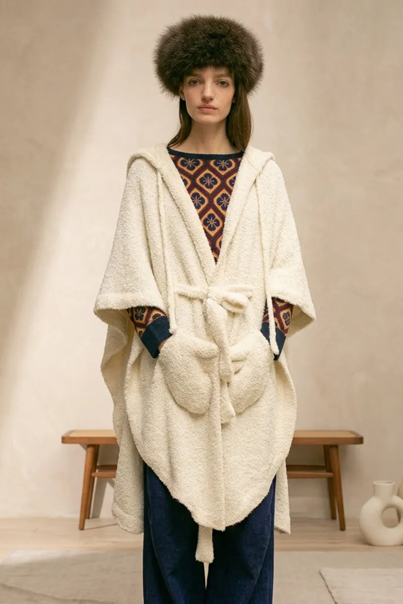 Poncho long en alpaga avec très grande capuche médiévale