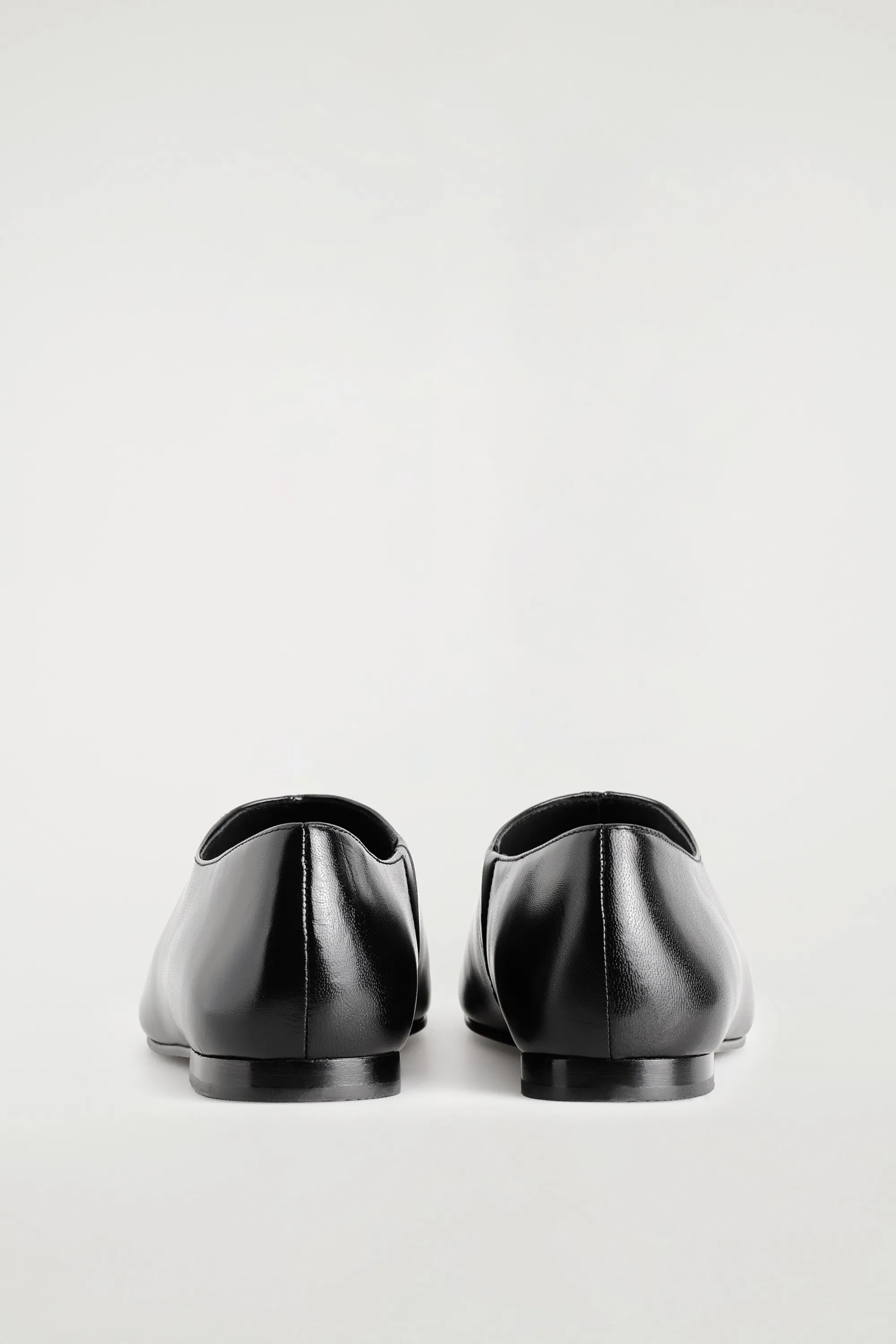 CHAUSSURES PLATES EN CUIR À BOUT CARRÉ - NOIR