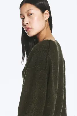 Pull confectionné à col V, coupe ample - Vert foncé — photo 2