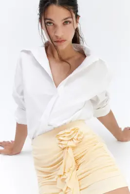 Minijupe avec fleur - Jaune clair — photo 1