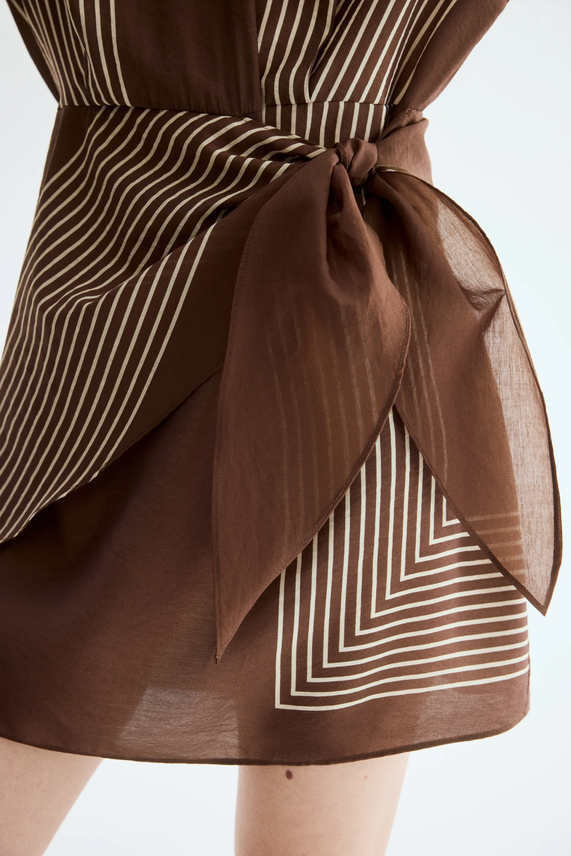 Robe courte avec détail à nouer - Marron foncé/rayé