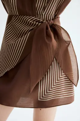 Robe courte avec détail à nouer - Marron foncé/rayé — photo 1