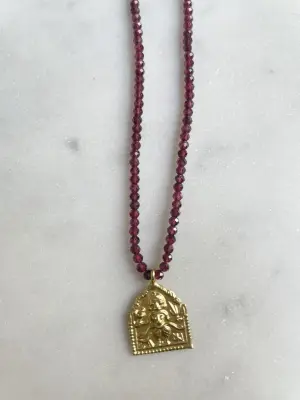 Nouveau ! ROOM SERVICE JEWELRY Collier Amulette Tapa Grenat — photo 2
