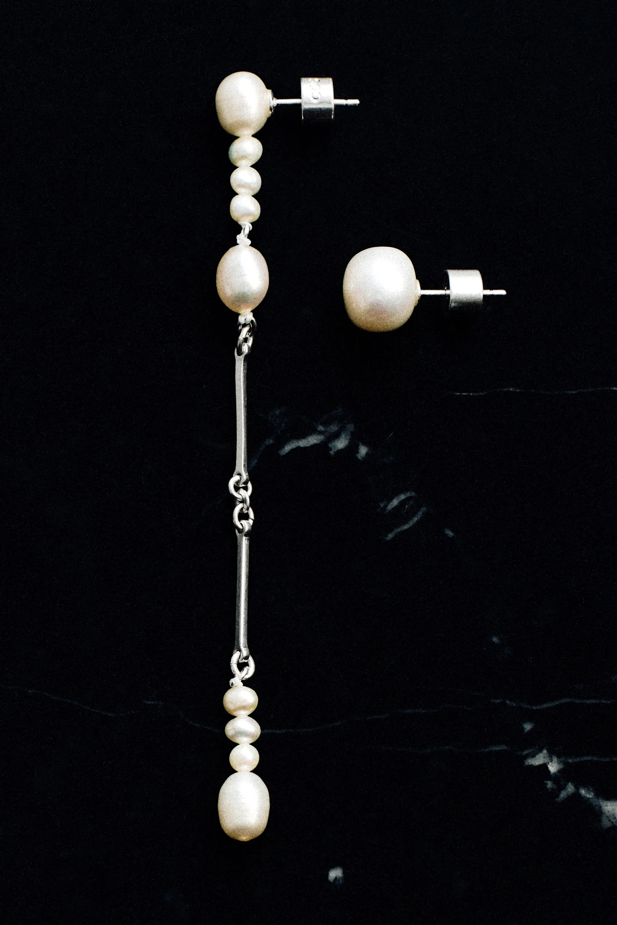 BOUCLES D'OREILLES ASYMÉTRIQUES PERLES DE CULTURE - ARGENTÉ