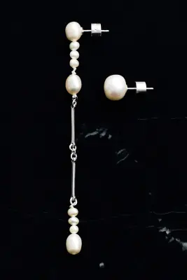 BOUCLES D'OREILLES ASYMÉTRIQUES PERLES DE CULTURE - ARGENTÉ — photo 1