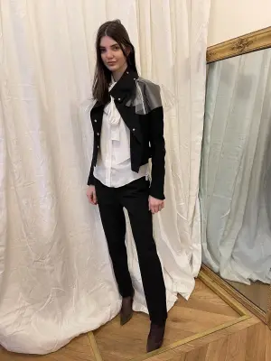 Veste courte en crêpe noir avec collerette en vinyle transparente Prix boutique 3000€ Taille 34 — photo 4