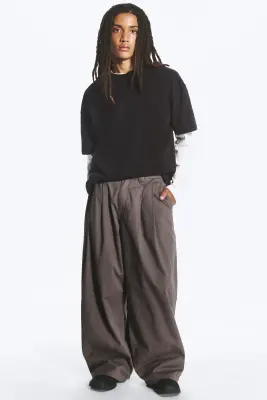 Chino baggy plissé en sergé Otis - Taupe foncé — photo 1