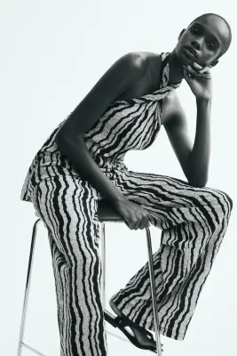 Pantalon texturé avec taille élastique - Marron foncé/rayé — photo 2