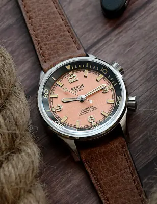 KUOE SOMBRERO 90-011 SALMON PINK LINEN TEXTURED DIAL BRACELET FLAT LINK — photo 3
