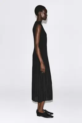 ROBE LONGUE SANS MANCHES EN JACQUARD PLISSÉ - NOIR — photo 4