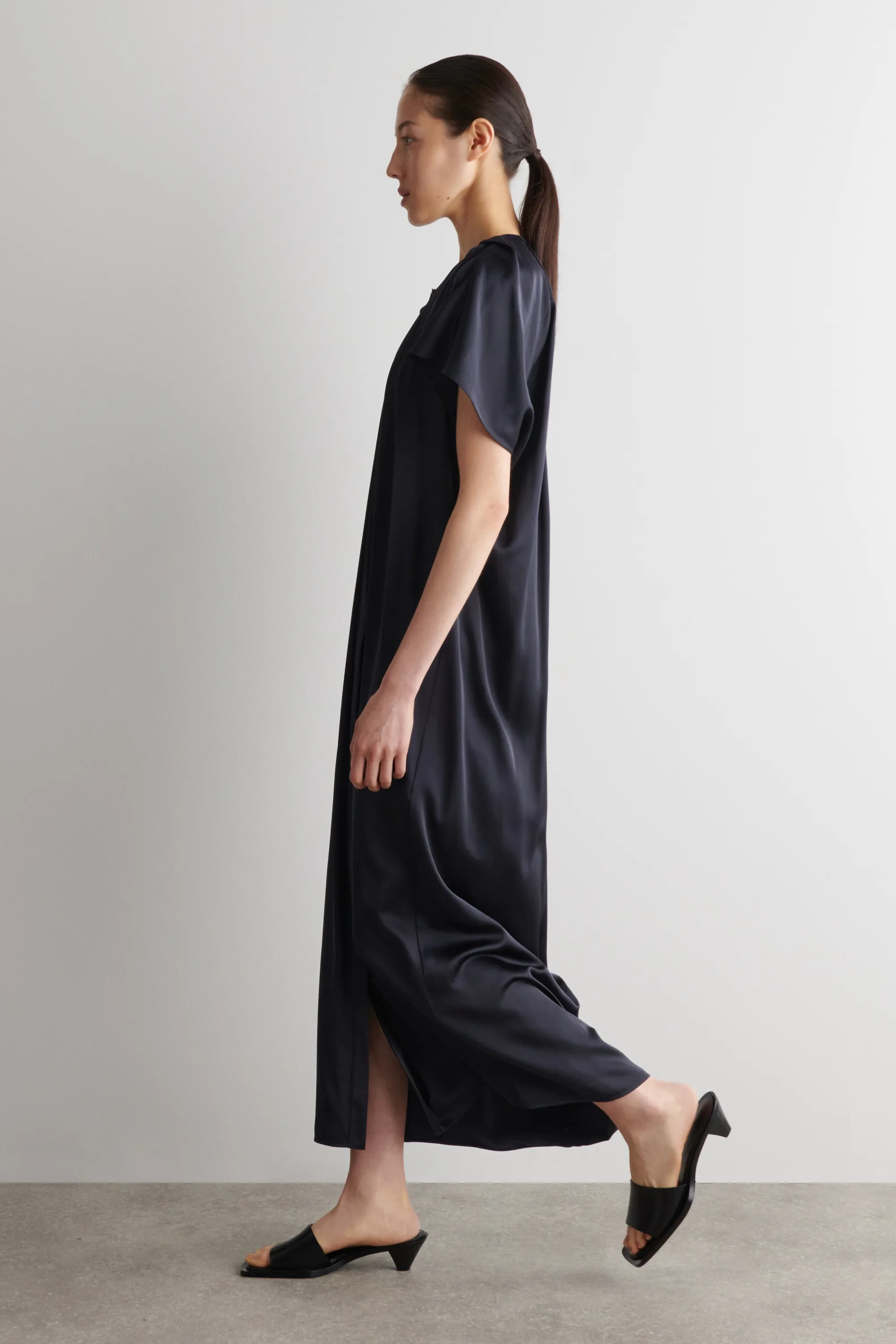 ROBE MIDI PLISSÉE EN SATIN - BLEU MARINE
