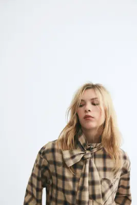 Chemise courte avec col cravate - Beige/carreaux — photo 3