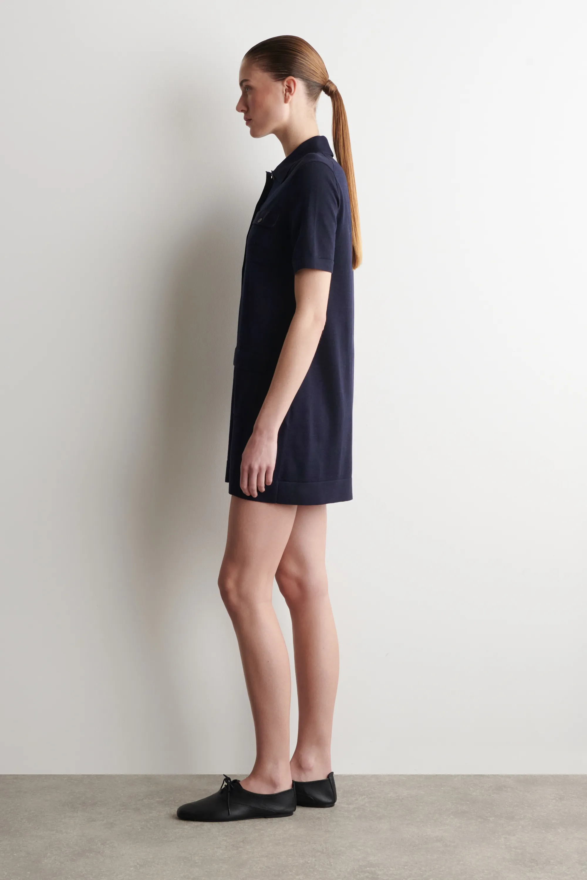 ROBE COURTE EN MAILLE DE COTON À DÉTAILS POCHES - BLEU MARINE