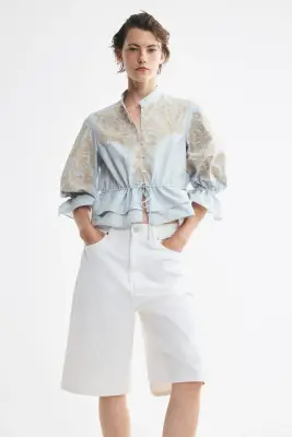 Blouse avec applications et cordon de serrage - Bleu clair/motif — photo 1