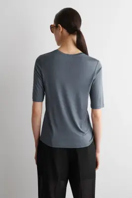 T-SHIRT EN SOIE FLUIDE - Bleu acier — photo 3