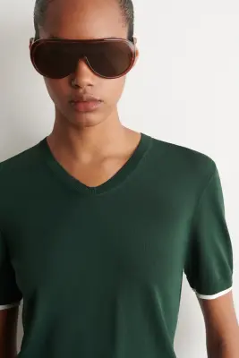 T-SHIRT EN MAILLE À COL EN V ET DÉTAIL SUPERPOSÉ - VERT FONCÉ / BLANC — photo 4