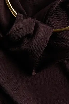 Top dos nu avec anneau en métal - Marron foncé — photo 4
