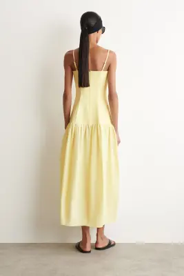 ROBE MIDI SCULPTÉE À TAILLE BASSE - JAUNE — photo 3
