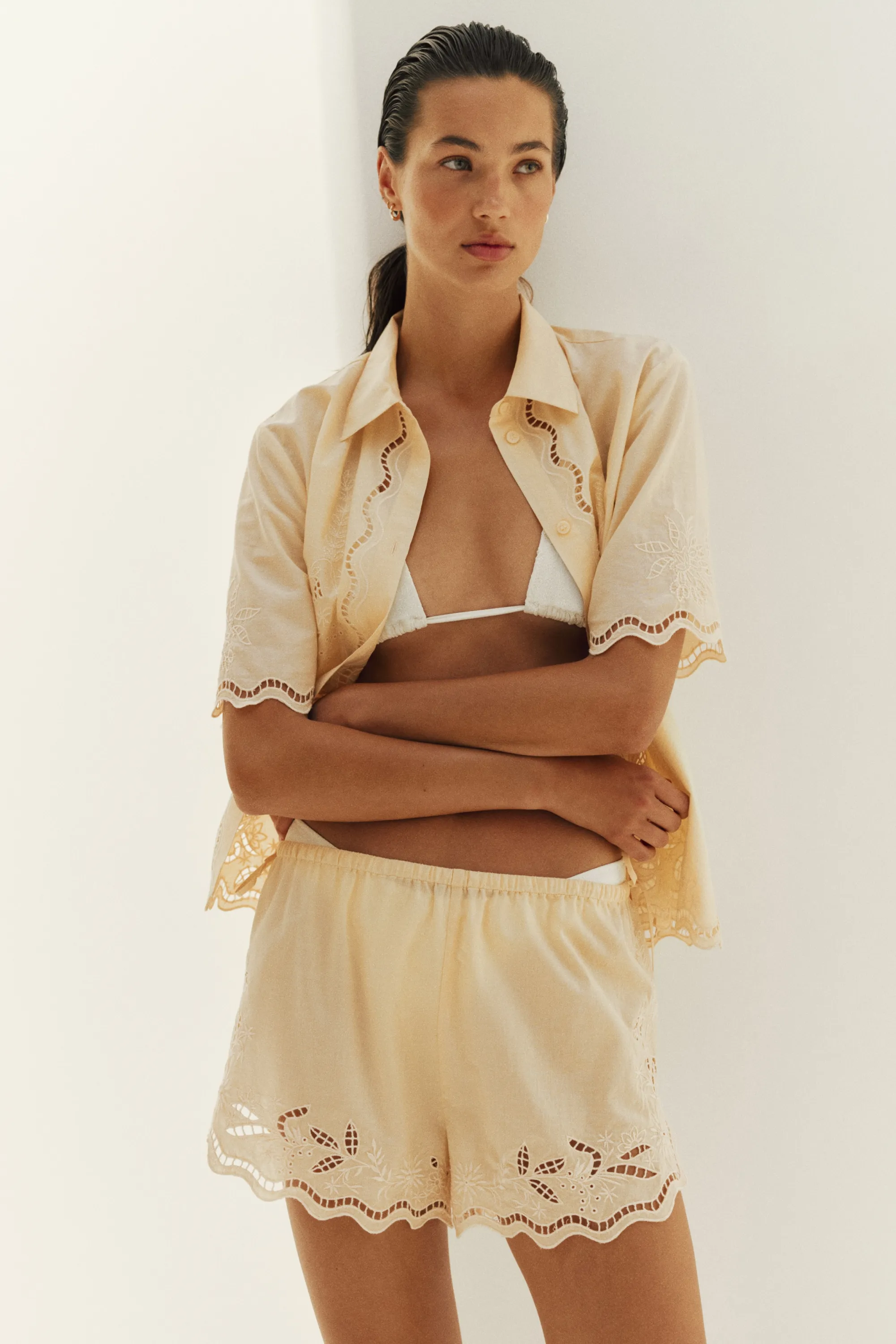 Short de plage en coton avec broderie anglaise - Jaune