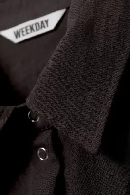Chemise Slim Fit en crêpe - Marron foncé — photo 4