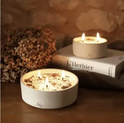 Bougie fleurie et pot en grès, parfum Thé & Pain d'Épices — photo 2