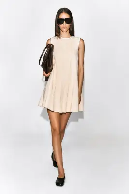 ROBE COURTE À PLIS NERVURÉS SUPERPOSÉS - SABLE — photo 1