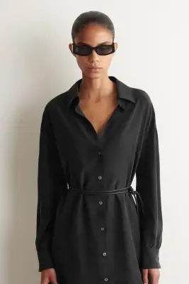 ROBE-CHEMISE MIDI EN SOIE FRONCÉE - NOIR — photo 2