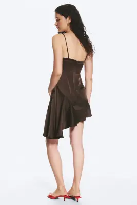 Robe asymétrique en satin - Marron foncé — photo 3