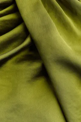 Robe bandeau en satin - Vert olive — photo 4