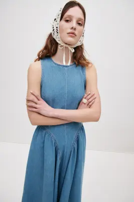 Robe en denim avec dos ouvert - Bleu denim clair — photo 1