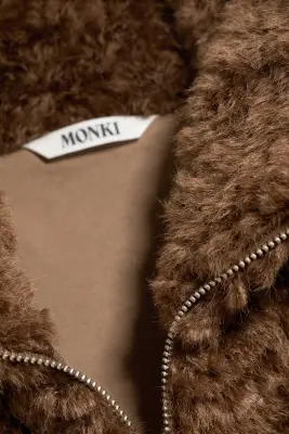 Veste cintrée en fausse fourrure - Marron poudré — photo 4