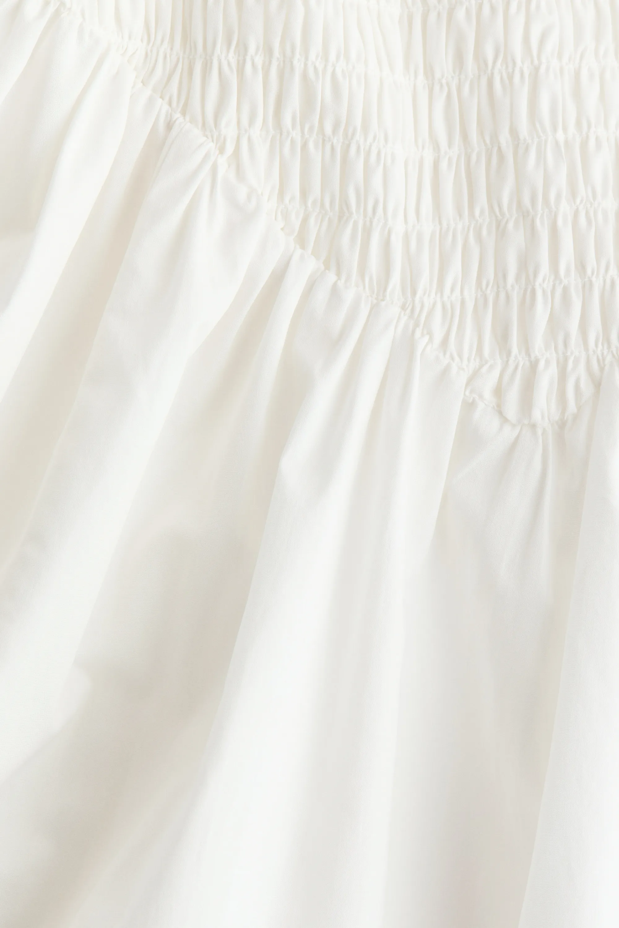 Robe smockée avec jupe évasée - Blanc
