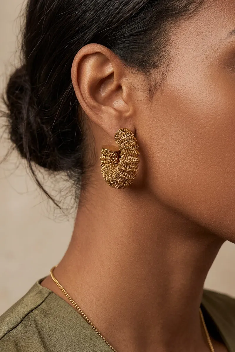 Boucles d’oreilles en maille dorée effet chenille