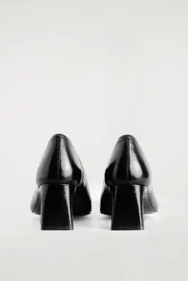 MOCASSINS À TALON ANGULAIRES EN CUIR - NOIR — photo 2