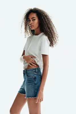 Short en denim avec bords à cru - Bleu denim — photo 4