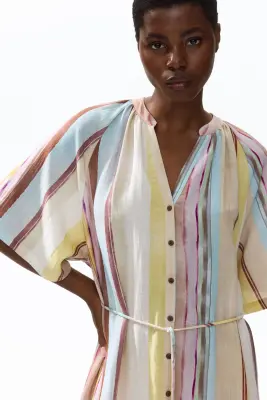 Robe à manches courtes avec ceinture à nouer - Beige clair/rayé — photo 1