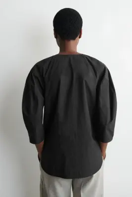 BLOUSE SCULPTURALE EN POPELINE DE COTON PIMA - NOIR — photo 4