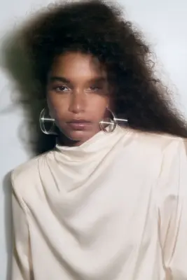 Blouse en satin avec détail à nouer - Crème — photo 2