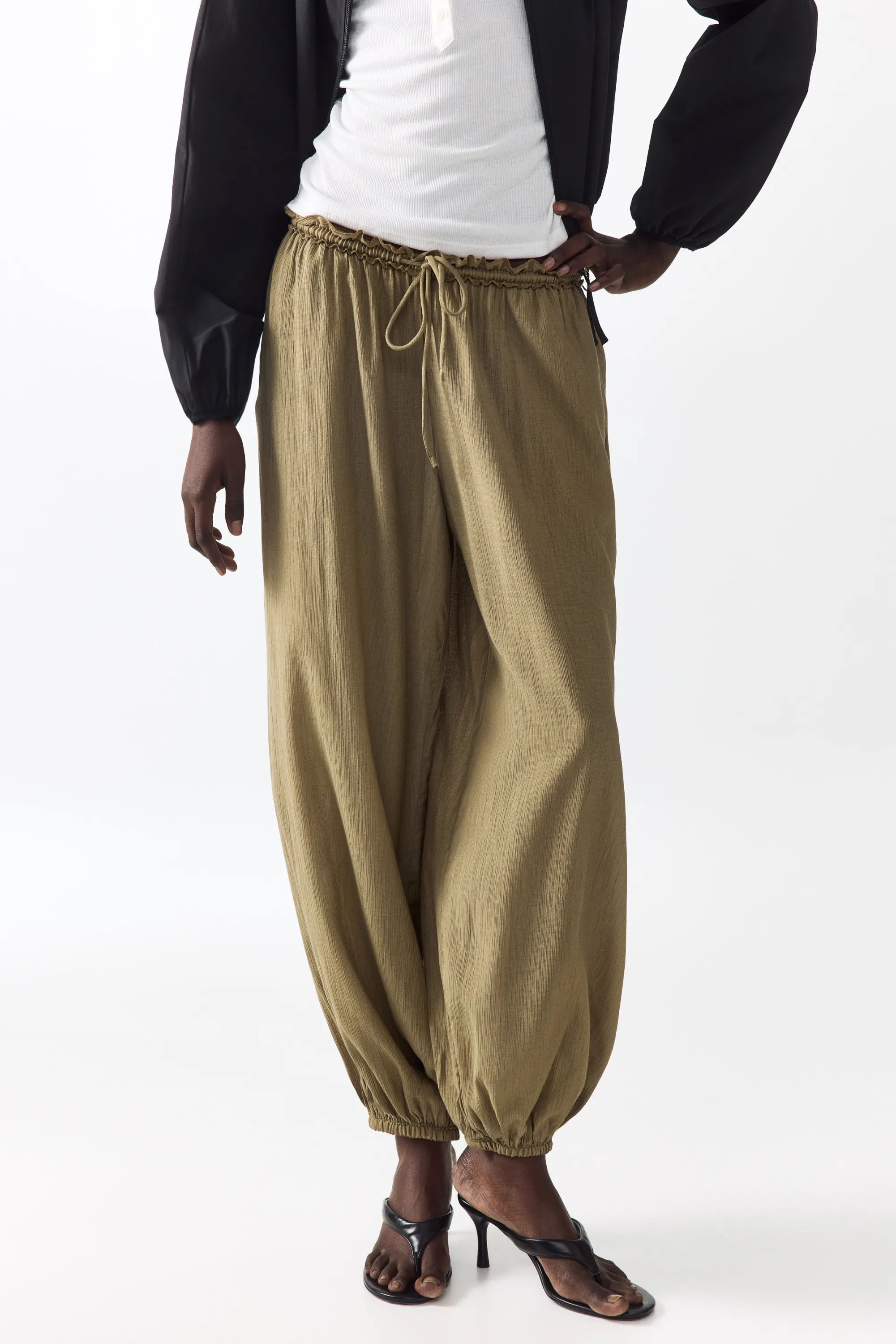 Pantalon à cordon avec jambes ballon - Vert kaki clair