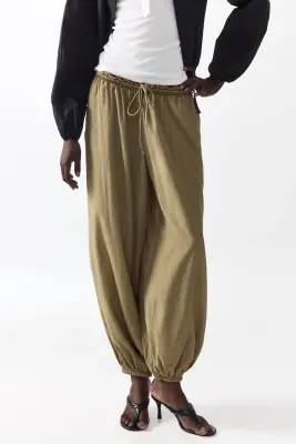 Pantalon à cordon avec jambes ballon - Vert kaki clair — photo 1