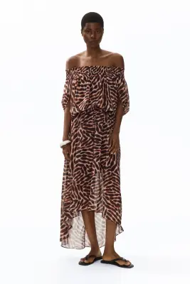 Robe épaules nues en mousseline - Marron foncé/motif — photo 1