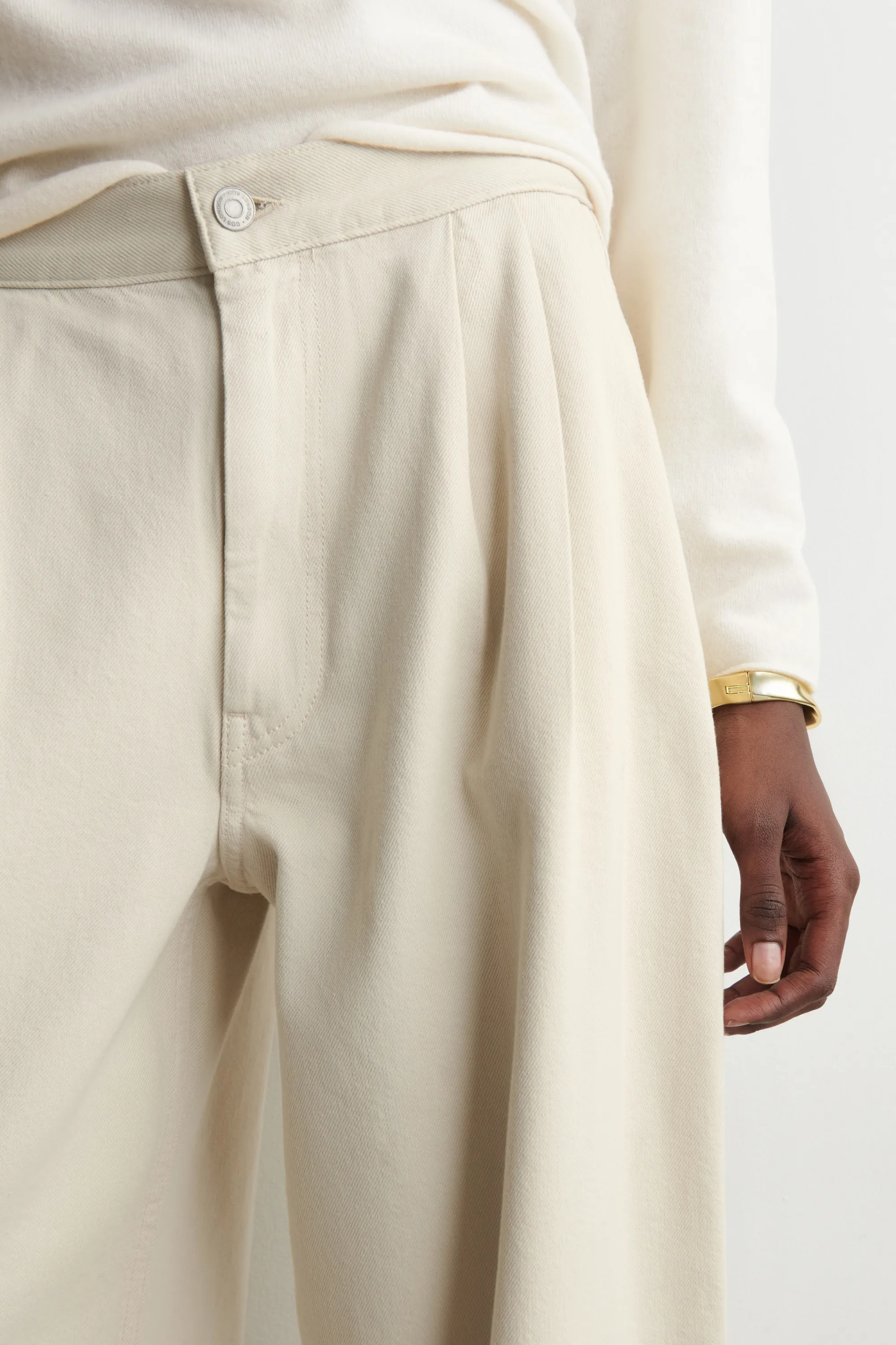 PANTALON LARGE À PLIS EN DENIM - CRÈME