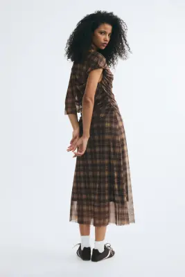 Robe à effet drapé avec cape - Marron foncé/carreaux — photo 3